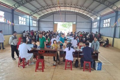 TRƯỜNG TH TÔ HIỆU PHỐI HỢP TRUNG TÂM Y TẾ KHU VỰC ĐẮK SONG TỔ CHỨC KHÁM SỨC KHỎE CHO HỌC SINH